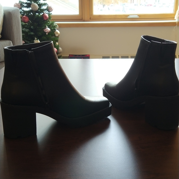 Alex Bootie Lug Sole Black Leather Slip on - Picture 3 of 7